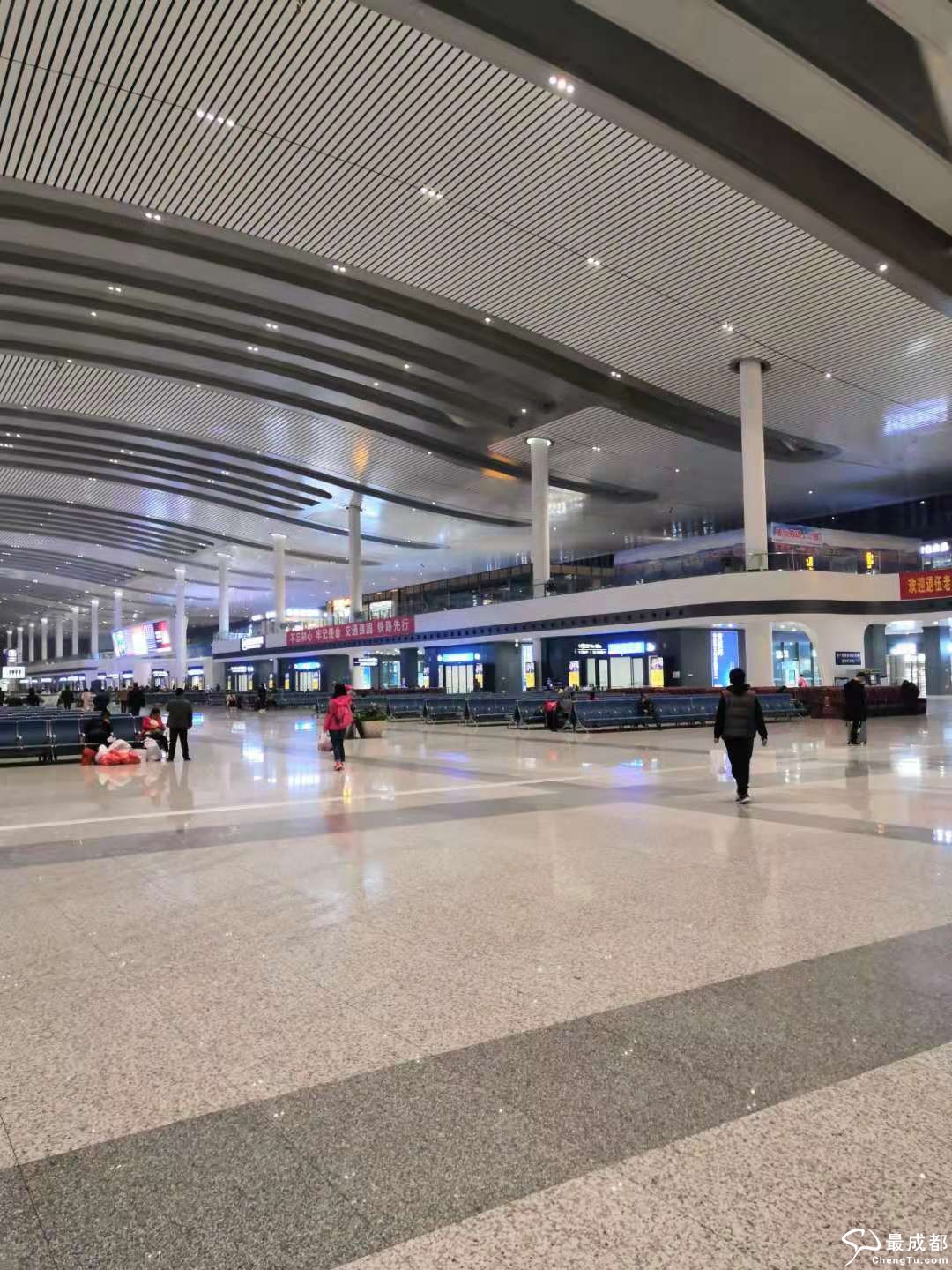 夜里的成都东和重庆西