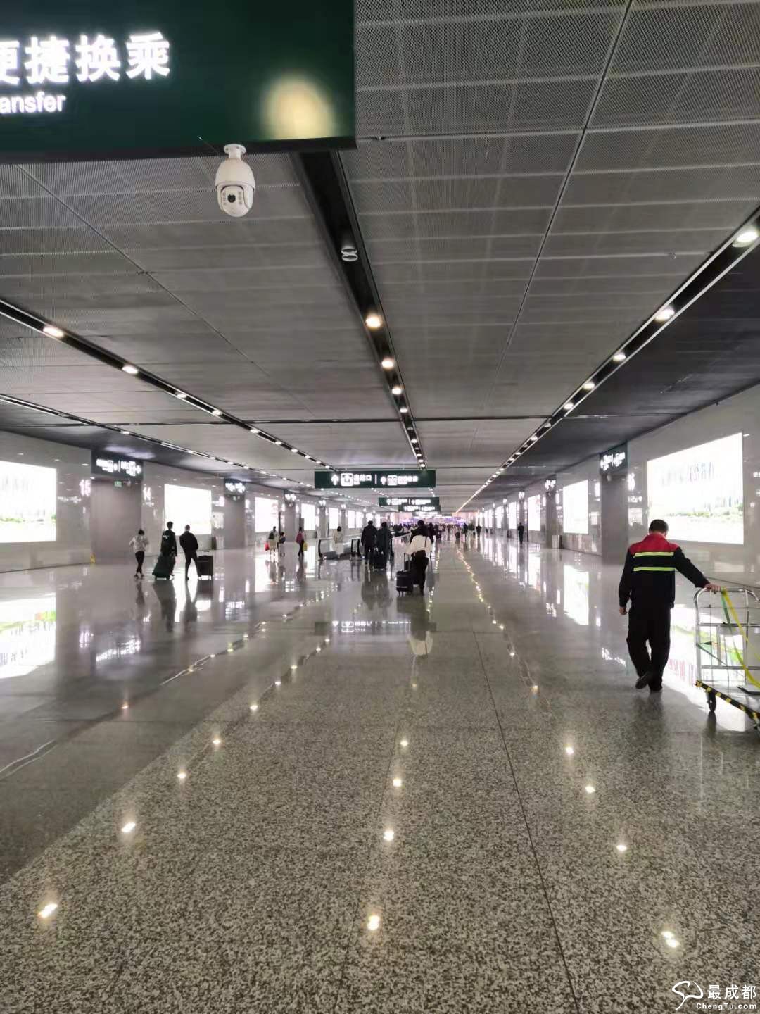 夜里的成都东和重庆西