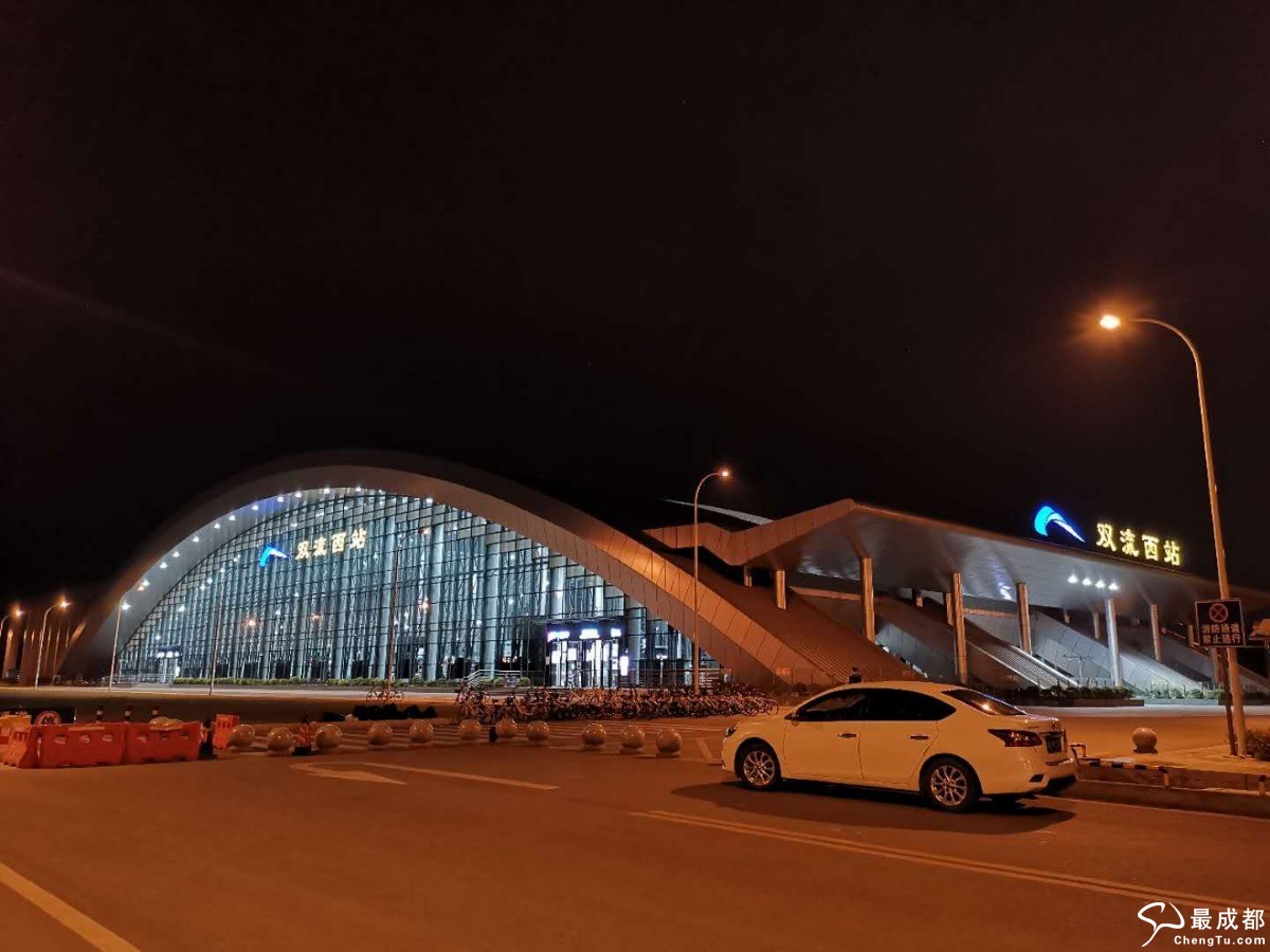 开车路过双流西站,实地逛了逛,地铁站的画风真特么像航站楼或者高铁
